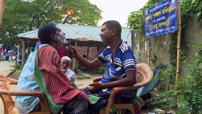 গ্রামের মোড়ে মোড়ে এখনো দেখা মেলে চেয়ার পেতে বসা ভ্রাম্যমান নাপিতের